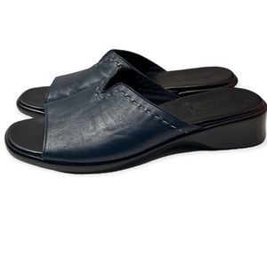 Munro American Living blue leather slide sandals 9N
